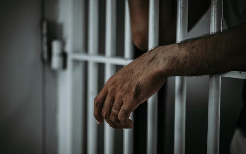 Homem é preso por mandado de prisão por homicídio