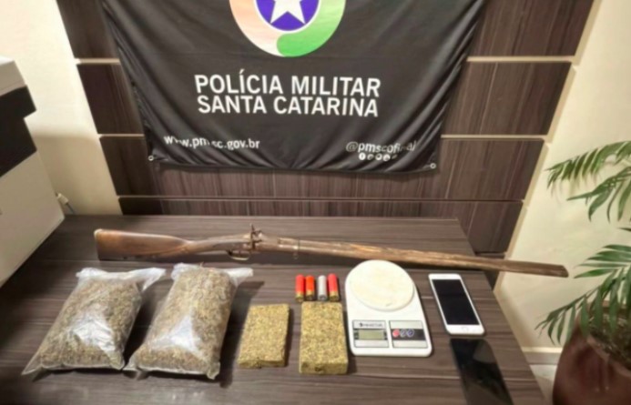 Homem que danificou carros em São Miguel do Oeste é preso em Iraceminha; irmão é preso por tráfico e porte de arma