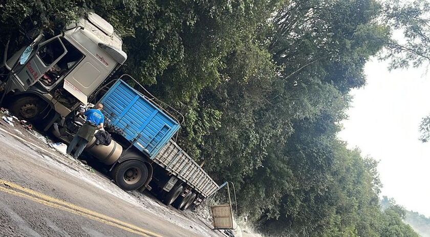 Motorista sai ileso após carreta se chocar contra barranco em Saudades
