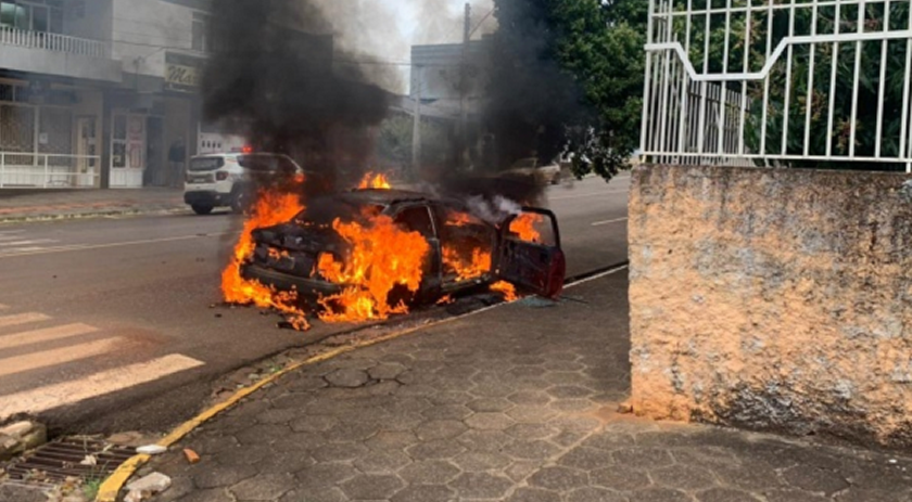 Carro é destruído por incêndio