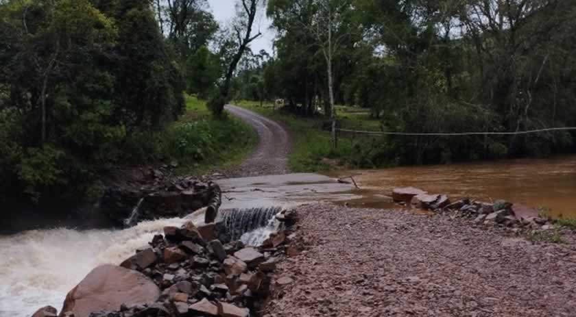 Enxurrada causa estragos nas lavouras, estradas e pontes em Santa Helena