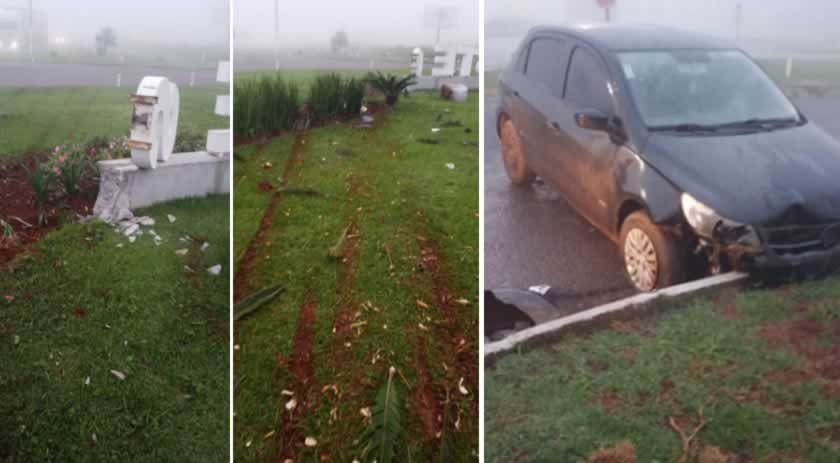 Veículo invade e danifica canteiro do trevo