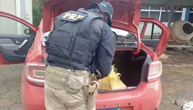 Motorista foge da PRF e é preso com carga de maconha