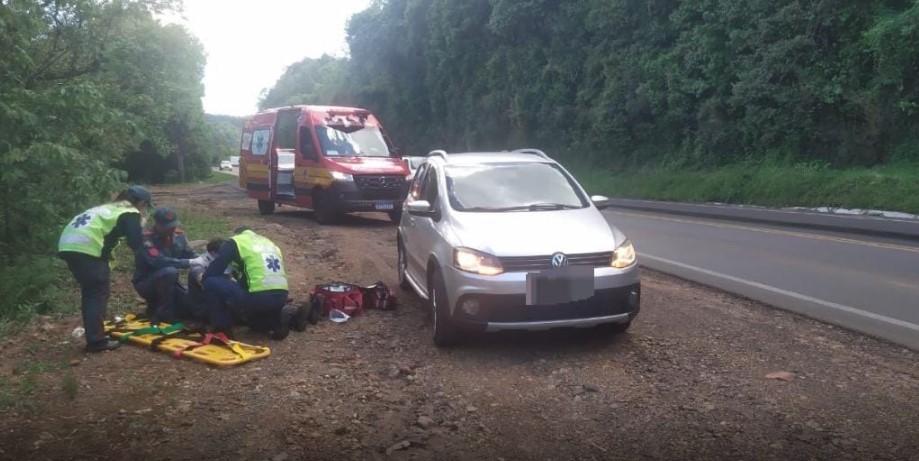 Motociclista cai após óleo na pista