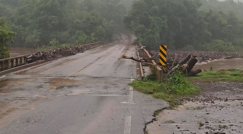 Rodovia segue interditada após rio transbordar no Oeste de SC