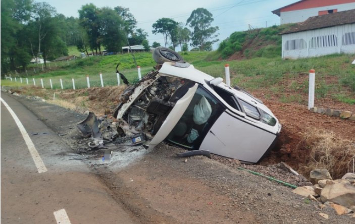 Veículo capota e pega fogo na SC-492, em São Miguel da Boa Vista
