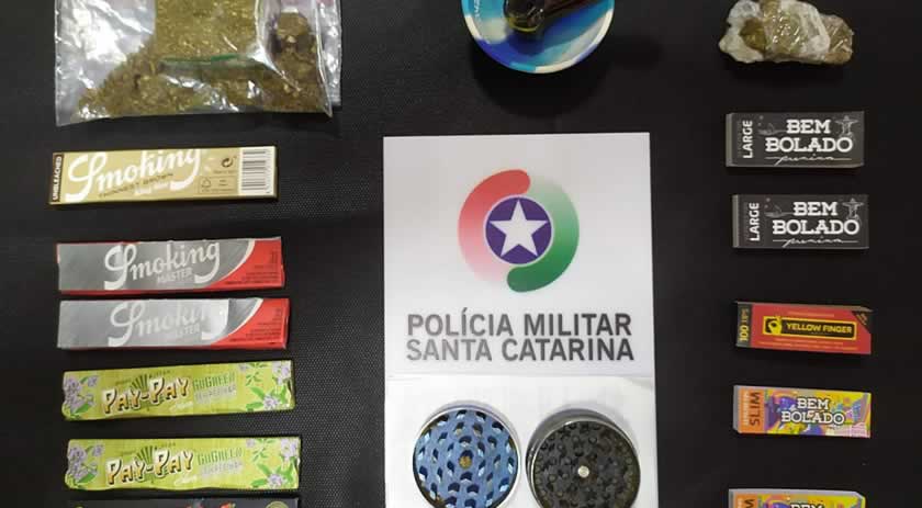 PM lavra TC para dois homens por posse de drogas