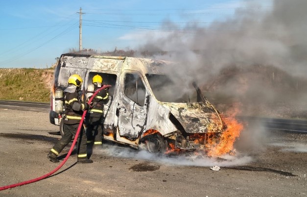 Ambulância com criança a caminho do hospital pega fogo na BR-282
