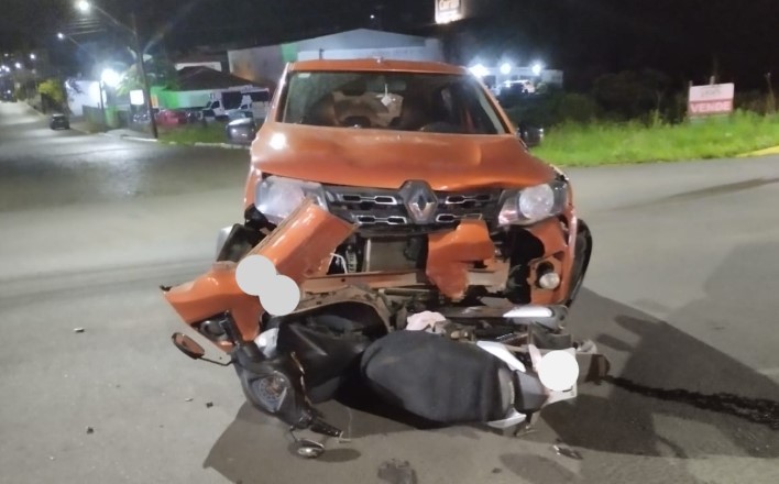 Jovem fica ferida em colisão entre moto e carro no Oeste de SC