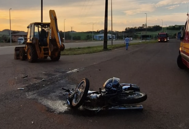 Motociclista fica ferido após colisisão com máquina agrícola na BR-163