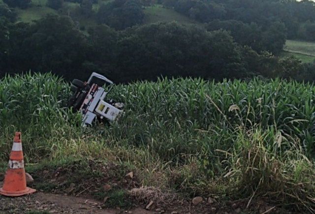 Saída de pista é registrada no interior de São Miguel da Boa Vista e motorista é resgatado de dentro do veículo