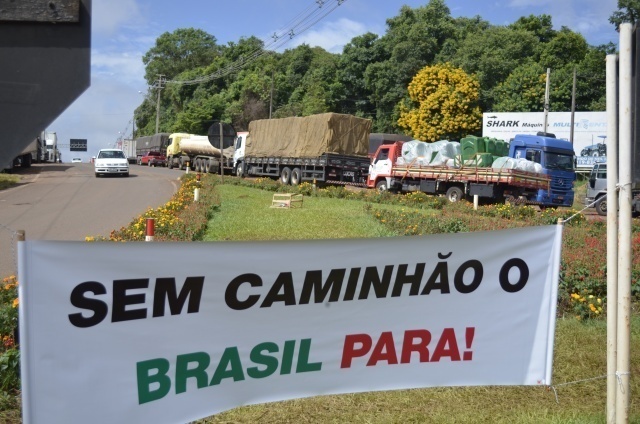Caminhoneiros notificam governo sobre greve em 1º de novembro