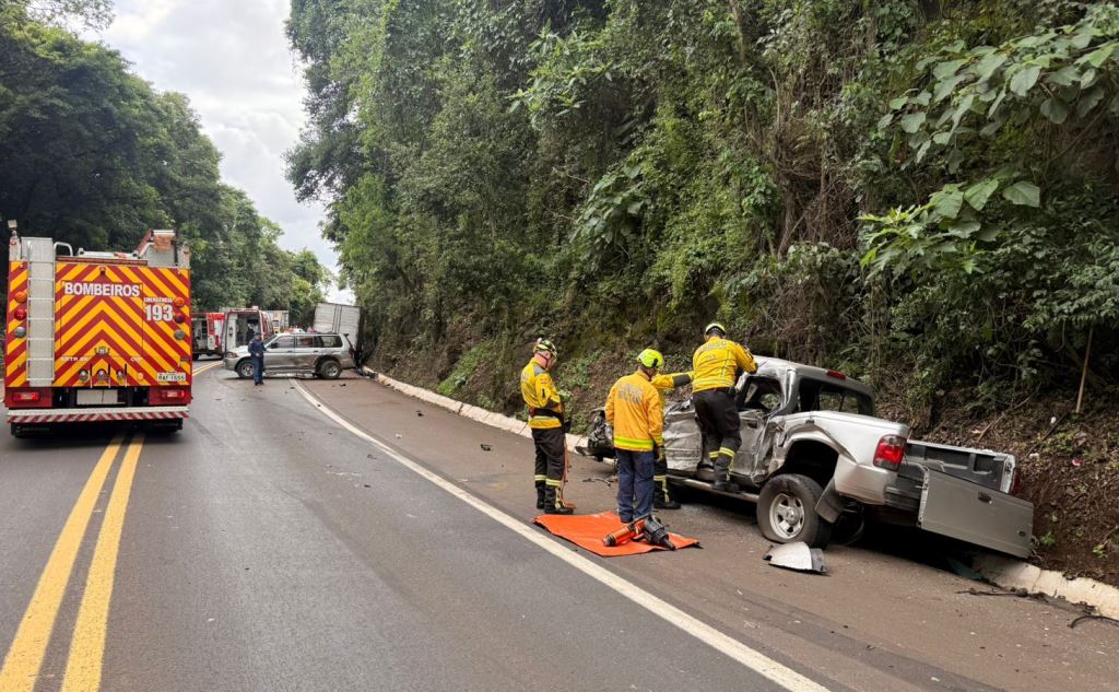 Acidente entre moto, caminhão e outros veículos deixa vítima fatal na BR-282