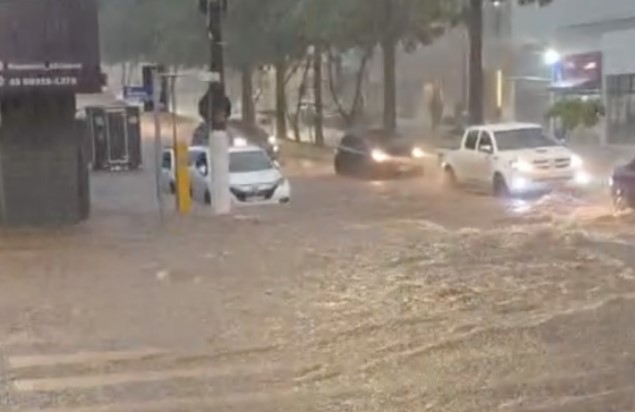 Chuva intensa provoca alagamentos e mobiliza equipes