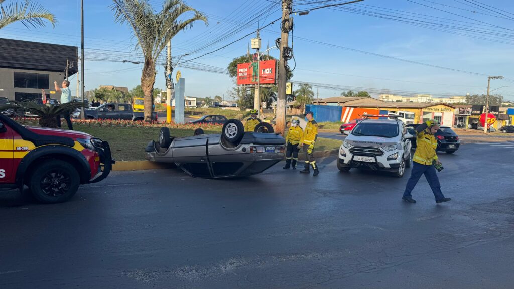 Capotamento complica o trânsito na Avenida Atílio Fontana, em Chapecó, e mobiliza equipes de resgate