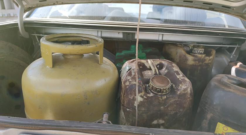 PM apreende veículo com 300 litros de gasolina e três botijões de gás trazidos da Argentina