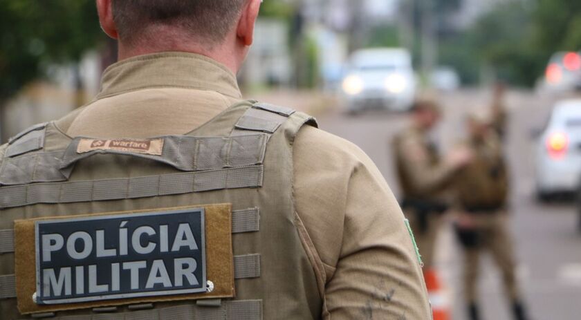 PM flagra homem com rifle dentro de veículo em Barra Bonita