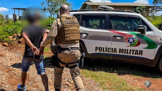 Homem é preso após agredir companheira com foice e pedradas no interior