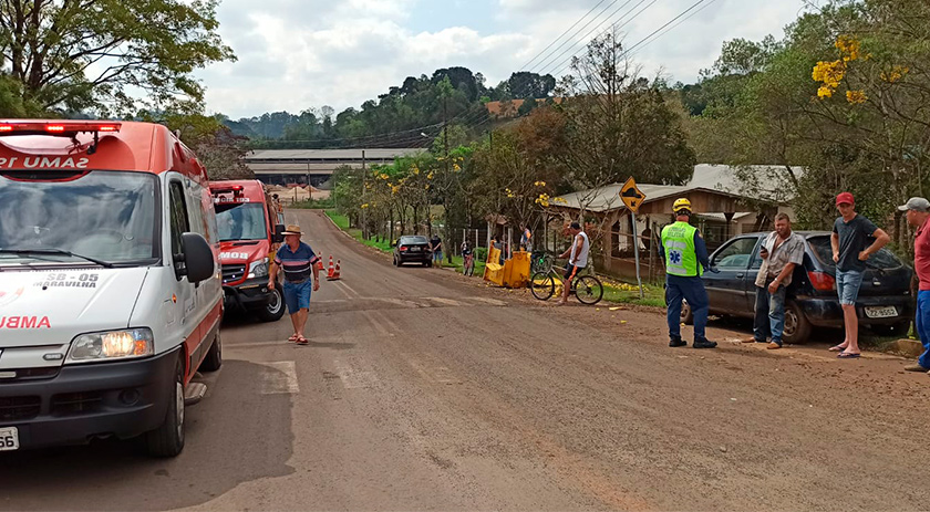 Bombeiros de Samu atendem acidente de trânsito no Bairro União em Maravilha