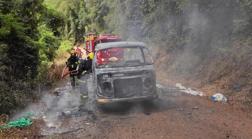 Casal sofre queimaduras ao tentar salvar carga de veículo que pegou fogo