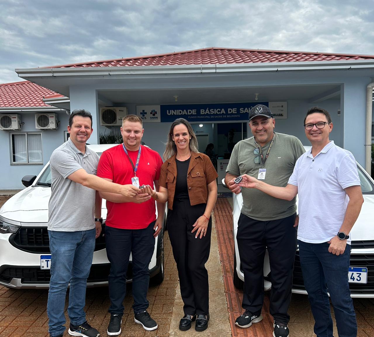 Prefeitura entrega veículos novos e reforça transporte de pacientes