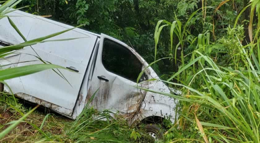 Veículo de Maravilha sai de pista na BR 282, próximo a ponte sobre o Rio das Antas