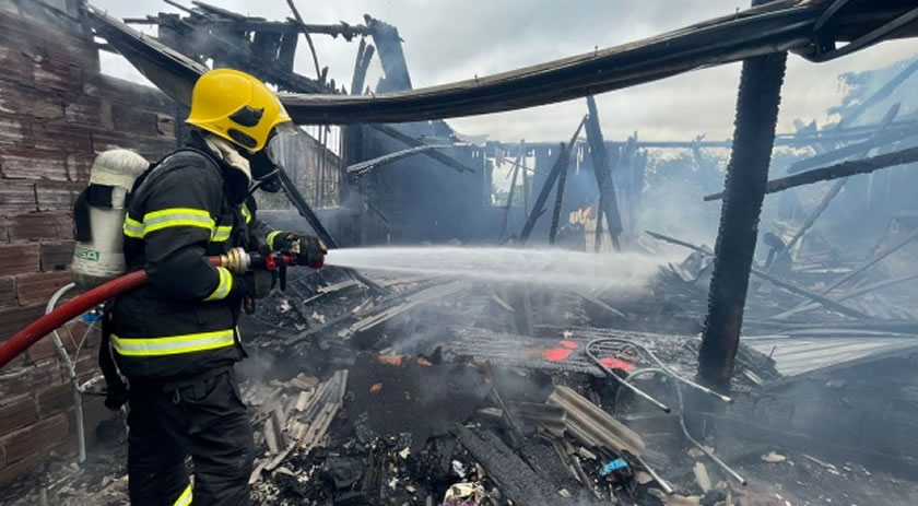 Casa é destruída pelo fogo e casal levado para a delegacia