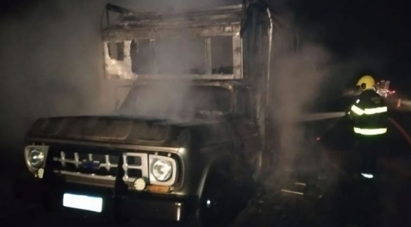 Caminhonete é consumida pelo fogo na BR-282