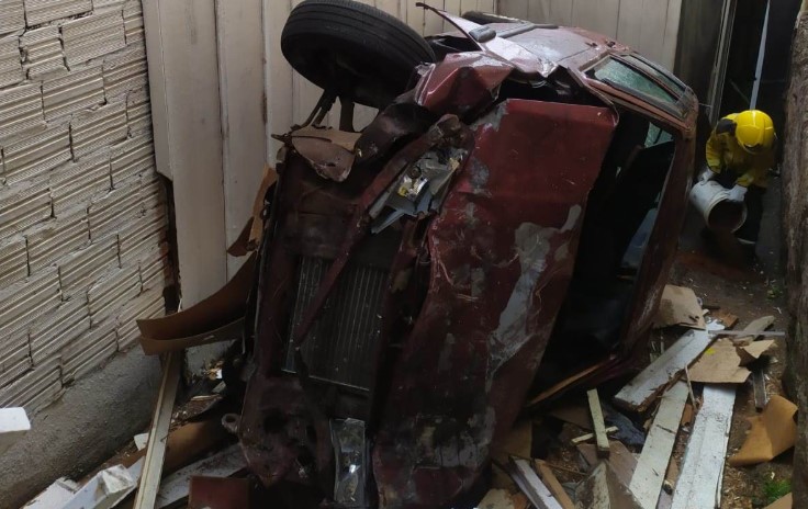 Carro invade residência em acidente