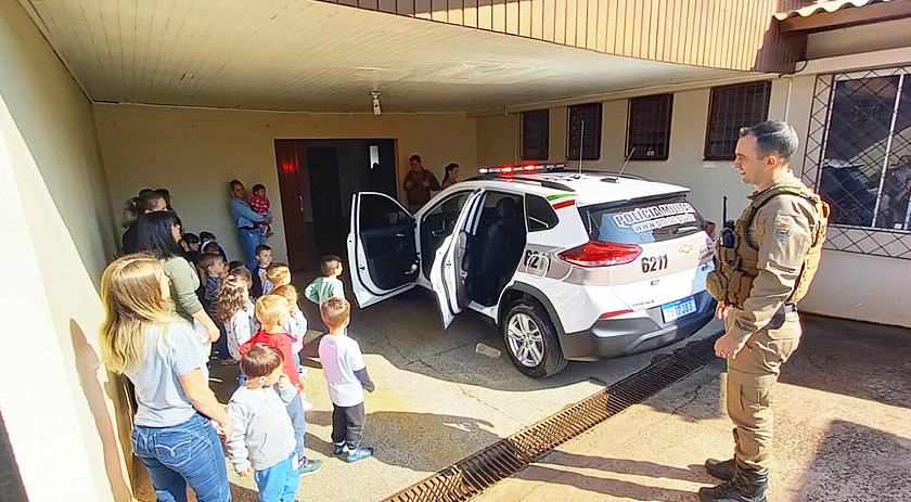 Polícia Militar recebe visita de alunos no Dia do Soldado