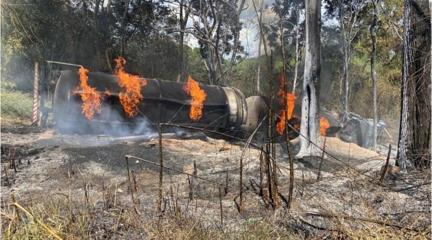 Carreta de Chapecó, que transportava gasolina, pega fogo após grave acidente no Paraná