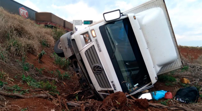 Motorista sai da pista e tomba na BR-158