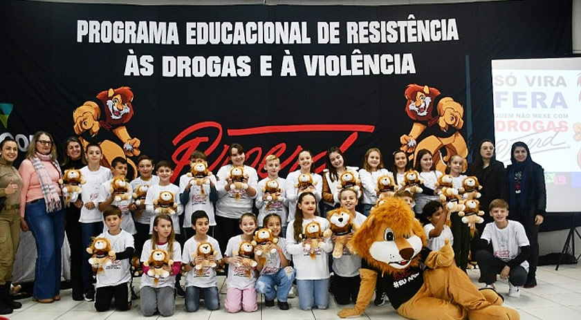 Proerd forma 90 alunos