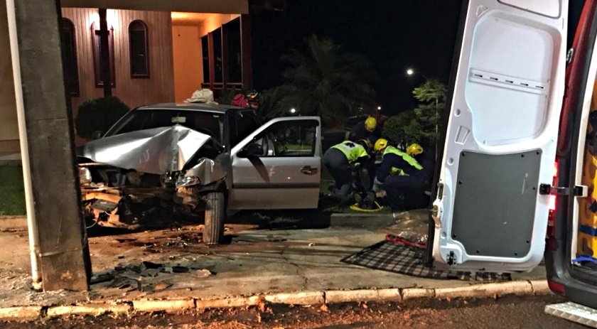 Mulher fica ferida após colisão de veículo em poste