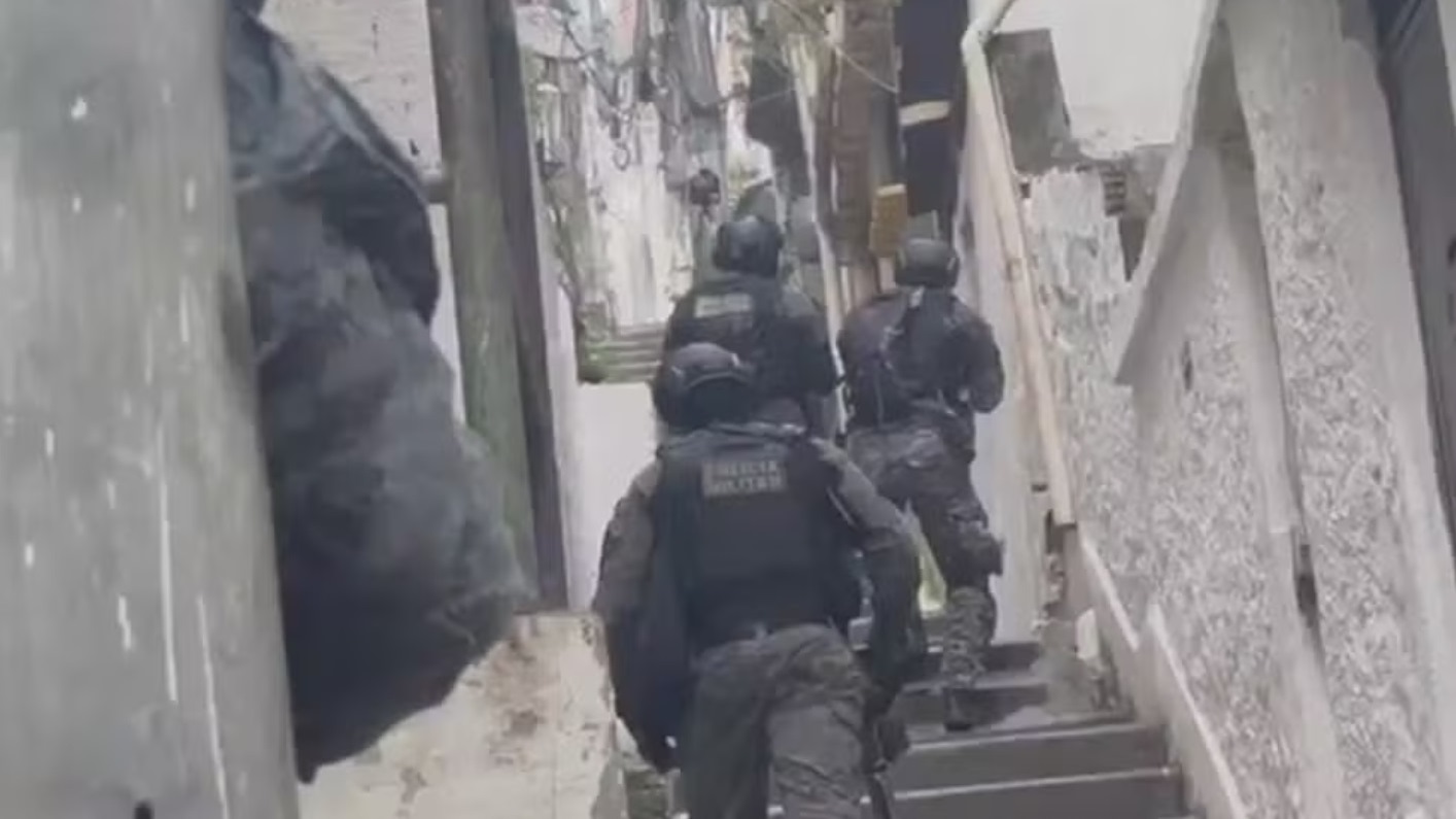 Megaoperação contra facções criminosas tem 64 mortes e mais de 100 presos no RJ