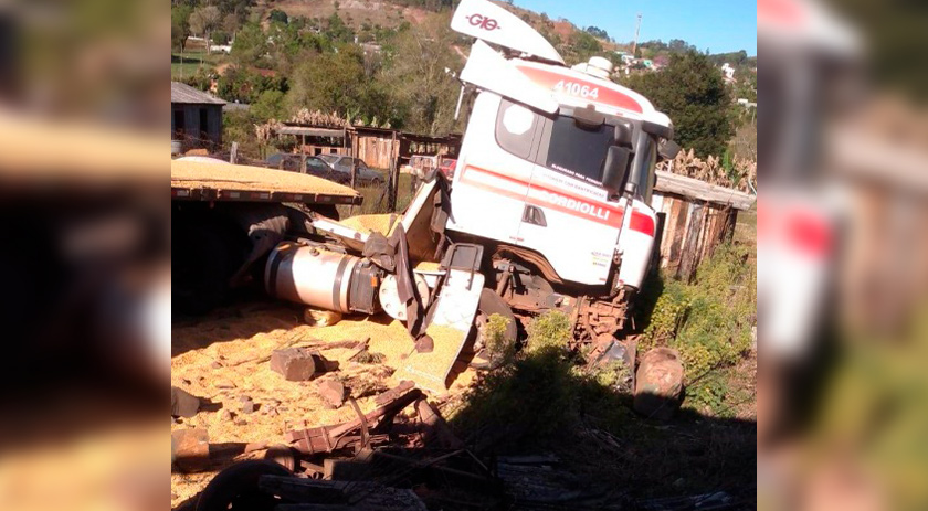 Carreta sem freio, carregado com milho, sai da pista e atropela quatro pessoas