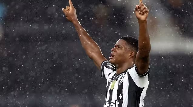 Joia panamenha marca duas vezes, e Botafogo vira sobre o Sport no fim