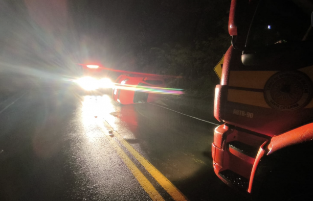 Adolescente fica ferida após capotamento e droga é encontrada em veículo no interior