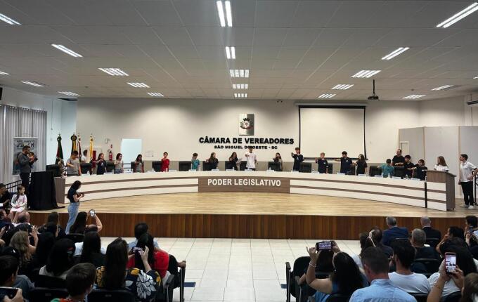 Jovens parlamentares são diplomados e elegem Mesa Diretora