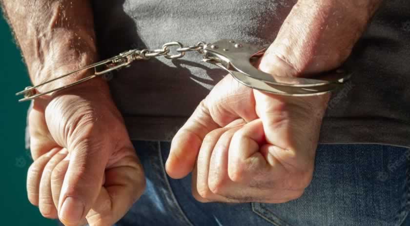 Homem é detido após agredir e prender mulher dentro de residência