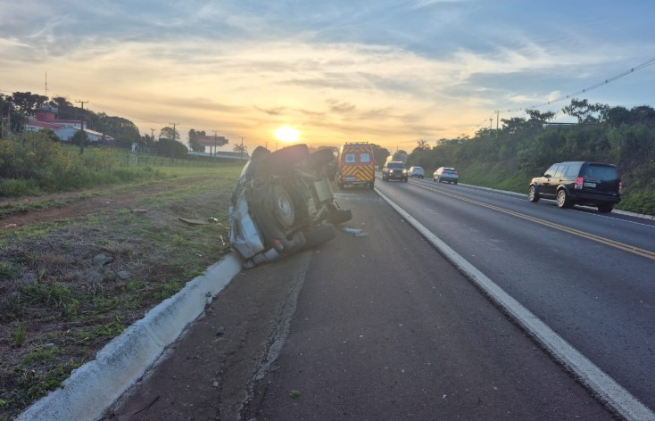 Carro ocupado por duas mulheres capota na BR-282