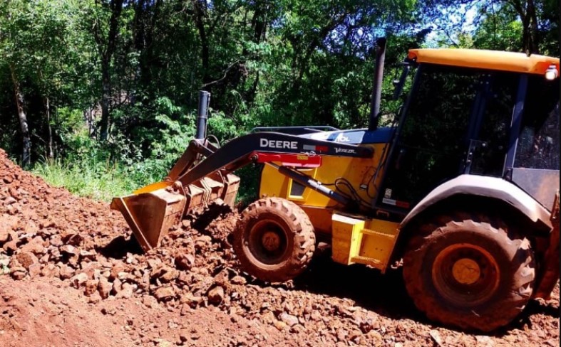 Secretaria de Obras de Guaraciaba intensifica recuperação de estradas