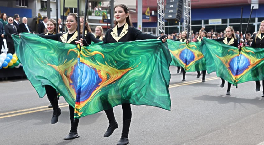 Desfile Cívico celebra os 203 anos da Independência do Brasil