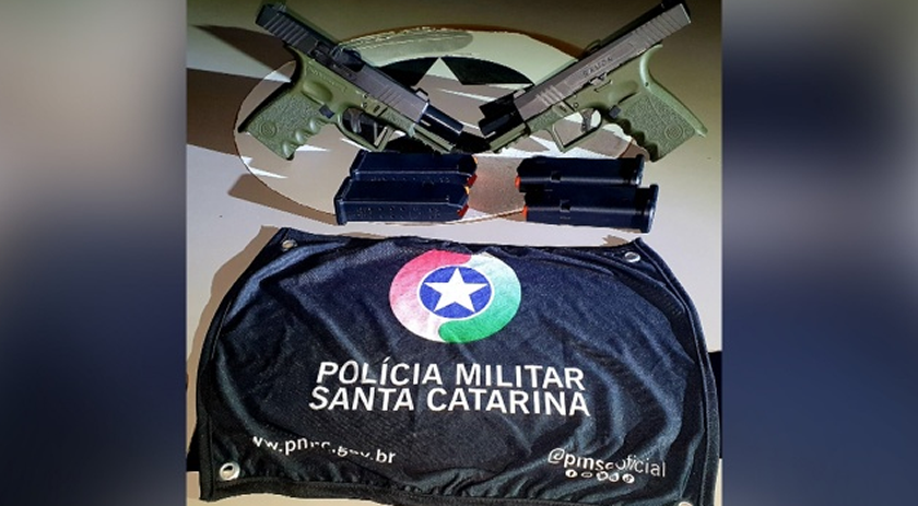 PM encontra armas de fogo escondidas em lixeira de ônibus