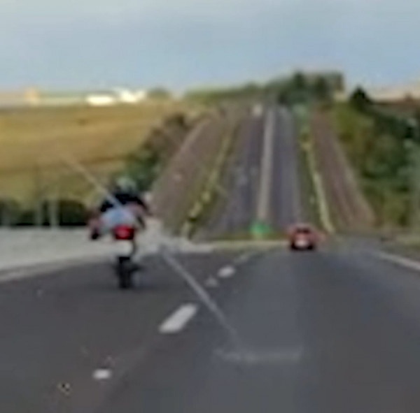 Motociclista é flagrado em manobra conhecida como ‘Superman’ na BR-282