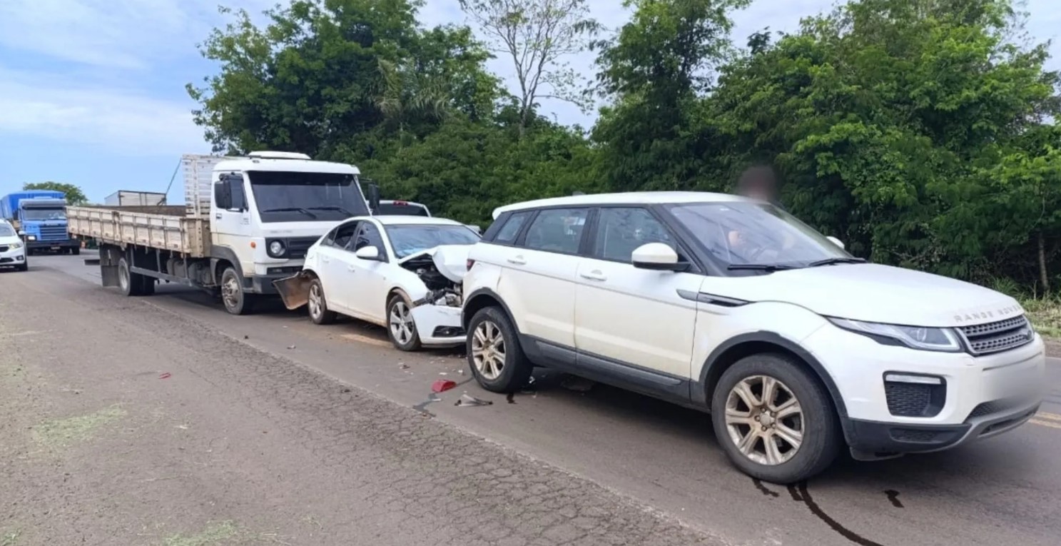 Acidente envolve dois carros e um caminhão na BR 163