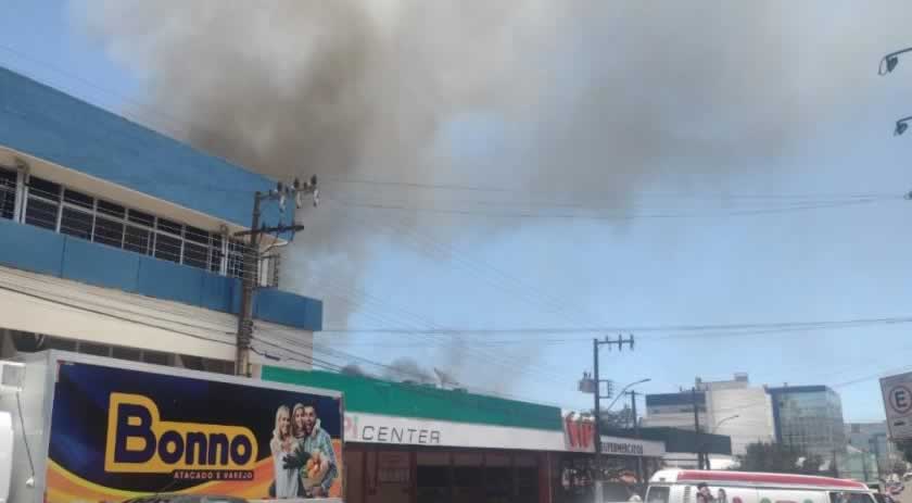 Incêndio de grandes proporções atinge supermercado no Centro