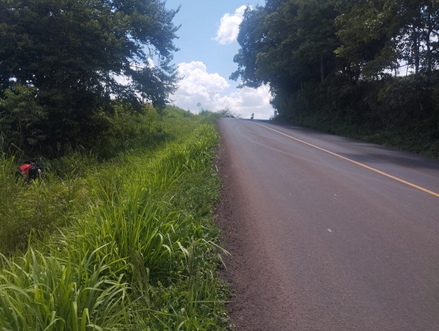 Condutor de motocicleta sai da pista, tomba e fica ferido