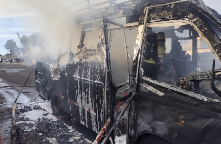 Motorhome pega fogo e fica destruído