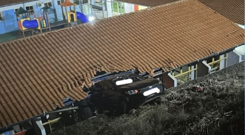 Carro sai da pista, desce ribanceira e bate em escola